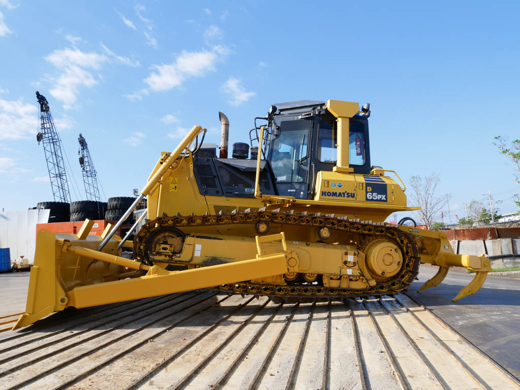 Бульдозеры нижний новгород. Бульдозер Komatsu d65. Комацу 65 бульдозер. Бульдозер Komatsu d65px-16. Коматсу 450 бульдозер.